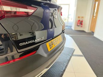 Vauxhall Grandland X 1.2 Turbo Business Edition Nav SUV 5dr Petrol Auto Euro 6 (s/s) 