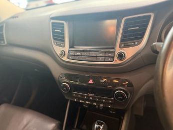 Hyundai TUCSON 2.0 CRDi Premium SUV 5dr Diesel Auto 4WD Euro 6 (136 ps)