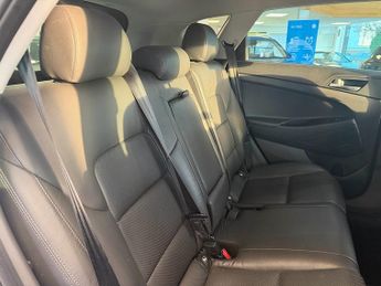 Hyundai TUCSON 2.0 CRDi Premium SUV 5dr Diesel Auto 4WD Euro 6 (136 ps)