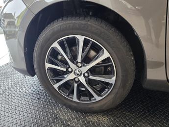 Toyota Yaris 1.5 VVT-h Icon Tech Hatchback 5dr Petrol Hybrid E-CVT Euro 6 (s/