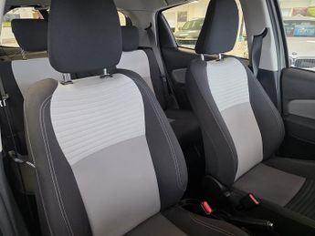 Toyota Yaris 1.5 VVT-h Icon Tech Hatchback 5dr Petrol Hybrid E-CVT Euro 6 (s/