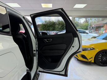 Volvo XC60 B4 MHEV R-Design Pro