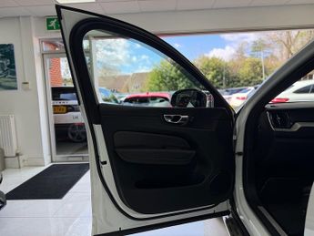 Volvo XC60 B4 MHEV R-Design Pro