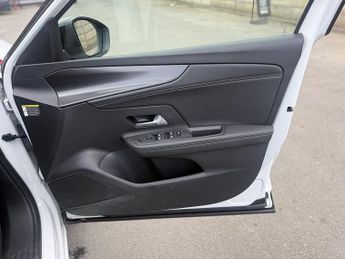 Vauxhall Mokka Electric 50kWh SRi Premium SUV 5dr Electric Auto (136 ps)