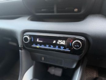 Toyota Yaris 1.5 VVT-h Design Hatchback 5dr Petrol Hybrid E-CVT Euro 6 (s/s) 
