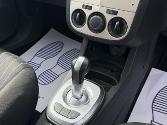 Vauxhall Corsa 1.2i 16v Club Hatchback 3dr Petrol Easytronic (137 g/km, 79 bhp)