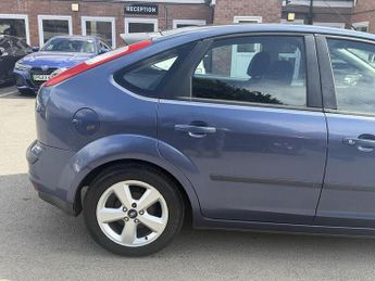 Ford Focus 1.6 Zetec Climate Hatchback 5dr Petrol Automatic (184 g/km, 99 b