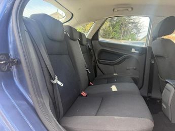 Ford Focus 1.6 Zetec Climate Hatchback 5dr Petrol Automatic (184 g/km, 99 b
