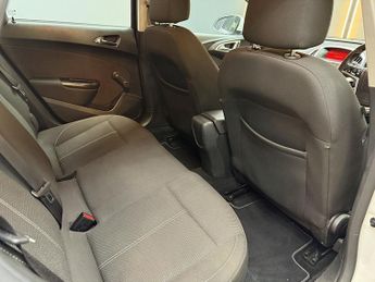 Vauxhall Astra 1.6 16v SRi Hatchback 5dr Petrol Manual Euro 5 (115 ps)