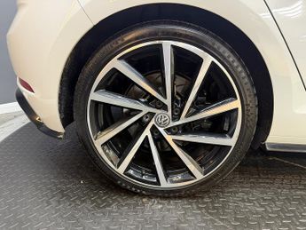 Volkswagen Golf 2.0 TSI R Hatchback 5dr Petrol DSG 4Motion Euro 6 (s/s) (300 ps)