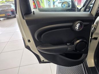 MINI Hatch 1.5 Cooper Classic Hatchback 5dr Petrol Steptronic Euro 6 (s/s) 
