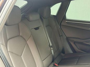 Porsche Macan 2.0T SUV 5dr Petrol PDK 4WD Euro 6 (s/s) (245 ps)