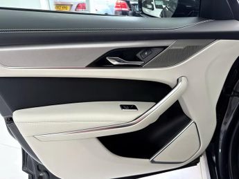 Jaguar F-PACE P400e R-Dynamic SE Black