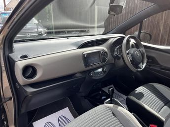 Toyota Yaris VVT-h Design