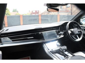 Audi Q8 TFSIe V6 S line