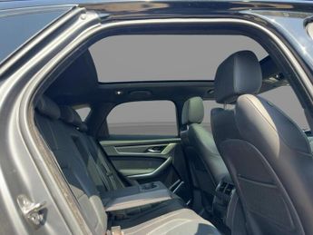 Jaguar F-PACE P400e R-Dynamic Black