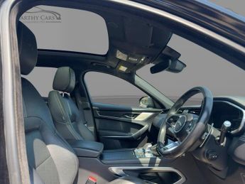 Jaguar F-PACE P400e R-Dynamic Black