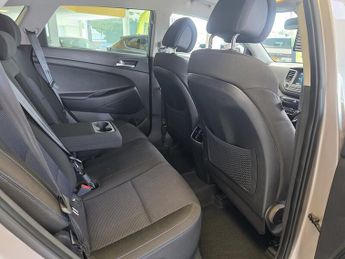 Hyundai TUCSON 2.0 CRDi SE Nav SUV 5dr Diesel Auto 4WD Euro 6 (136 ps)