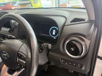 Hyundai KONA 64kWh Premium SUV 5dr Electric Auto (10.5kW Charger) (204 ps)