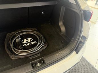 Hyundai KONA 64kWh Premium SUV 5dr Electric Auto (10.5kW Charger) (204 ps)