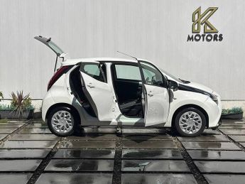 Toyota AYGO 1.0 VVT-i x-play Hatchback 5dr Petrol x-shift Euro 6 (71 ps)