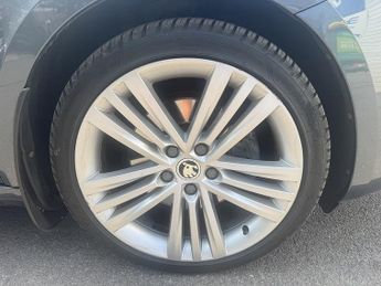 Skoda Superb 2.0 TDI Elegance Estate 5dr Diesel DSG Euro 5 (s/s) (170 ps)