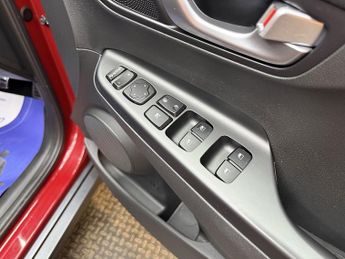 Hyundai KONA 64kWh Premium SUV 5dr Electric Auto (10.5kW Charger) (204 ps)