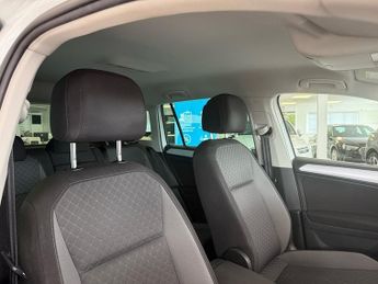 Volkswagen Tiguan 2.0 TDI BlueMotion Tech SE Navigation SUV 5dr Diesel DSG 4Motion