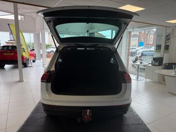 Volkswagen Tiguan 2.0 TDI BlueMotion Tech SE Navigation SUV 5dr Diesel DSG 4Motion