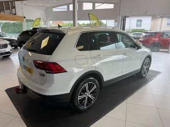 Volkswagen Tiguan 2.0 TDI BlueMotion Tech SE Navigation SUV 5dr Diesel DSG 4Motion