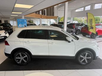 Volkswagen Tiguan 2.0 TDI BlueMotion Tech SE Navigation SUV 5dr Diesel DSG 4Motion
