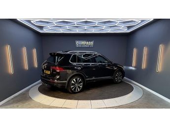 Volkswagen Tiguan 2.0 TDI R-Line SUV 5dr Diesel DSG 4Motion Euro 6 (s/s) (150 ps)