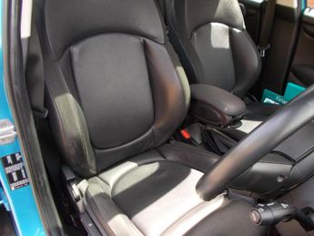 MINI Hatch 5-Door Hatch Cooper (Chili + More)