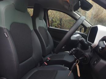 Dacia Spring 27kWh Extreme 65 48kW 5dr Auto