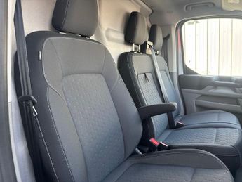 Ford Transit Custom 320 SWB Limited 65kWh 100kw / 136PS Auto