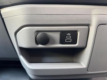 Ford Transit Custom 320 SWB Limited 65kWh 100kw / 136PS Auto