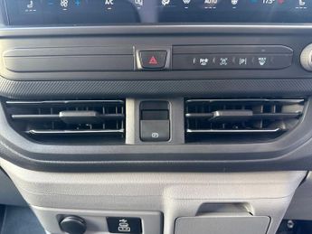 Ford Transit Custom 320 SWB Limited 65kWh 100kw / 136PS Auto