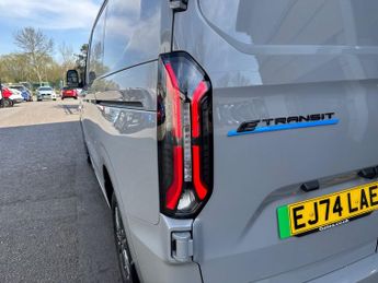 Ford Transit Custom 320 SWB Limited 65kWh 100kw / 136PS Auto