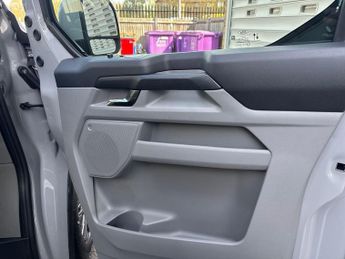 Ford Transit Custom 320 SWB Limited 65kWh 100kw / 136PS Auto