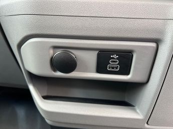 Ford Transit Custom 320 SWB Limited 65kWh 100kw / 136PS Auto