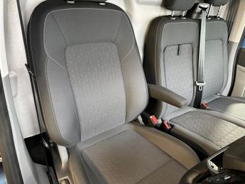 Ford Transit Custom 320 SWB Limited 65kWh 100kw / 136PS Auto