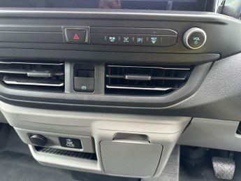 Ford Transit Custom 320 SWB Limited 65kWh 100kw / 136PS Auto