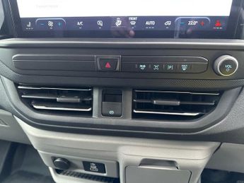 Ford Transit Custom 320 SWB Limited 65kWh 100kw / 136PS Auto