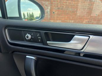 Volkswagen Touareg 3.0 V6 TDI BlueMotion Tech 262 R-Line 5dr Tip Auto