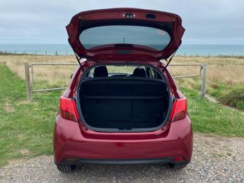 Toyota Yaris 1.5 VVT-h Design E-CVT Euro 6 5dr (Safety Sense)