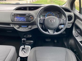 Toyota Yaris 1.5 VVT-h Design E-CVT Euro 6 5dr (Safety Sense)