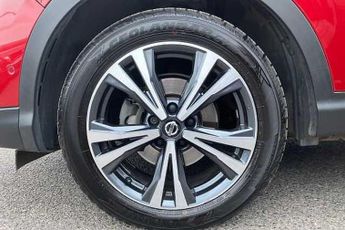 Nissan Qashqai 1.3 DIG-T (160ps) N-Connecta (Glass roof)