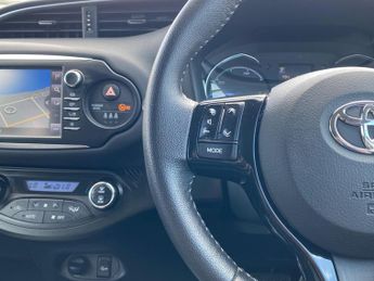 Toyota Yaris 1.5 VVT-h Design E-CVT Euro 6 (s/s) 5dr