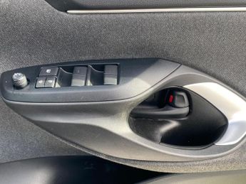 Toyota Yaris 1.5 VVT-h Design E-CVT Euro 6 (s/s) 5dr
