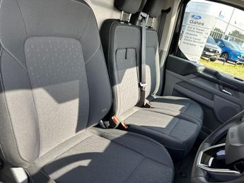 Ford Transit Custom 320 SWB Limited 65kWh 100kw / 136PS Auto